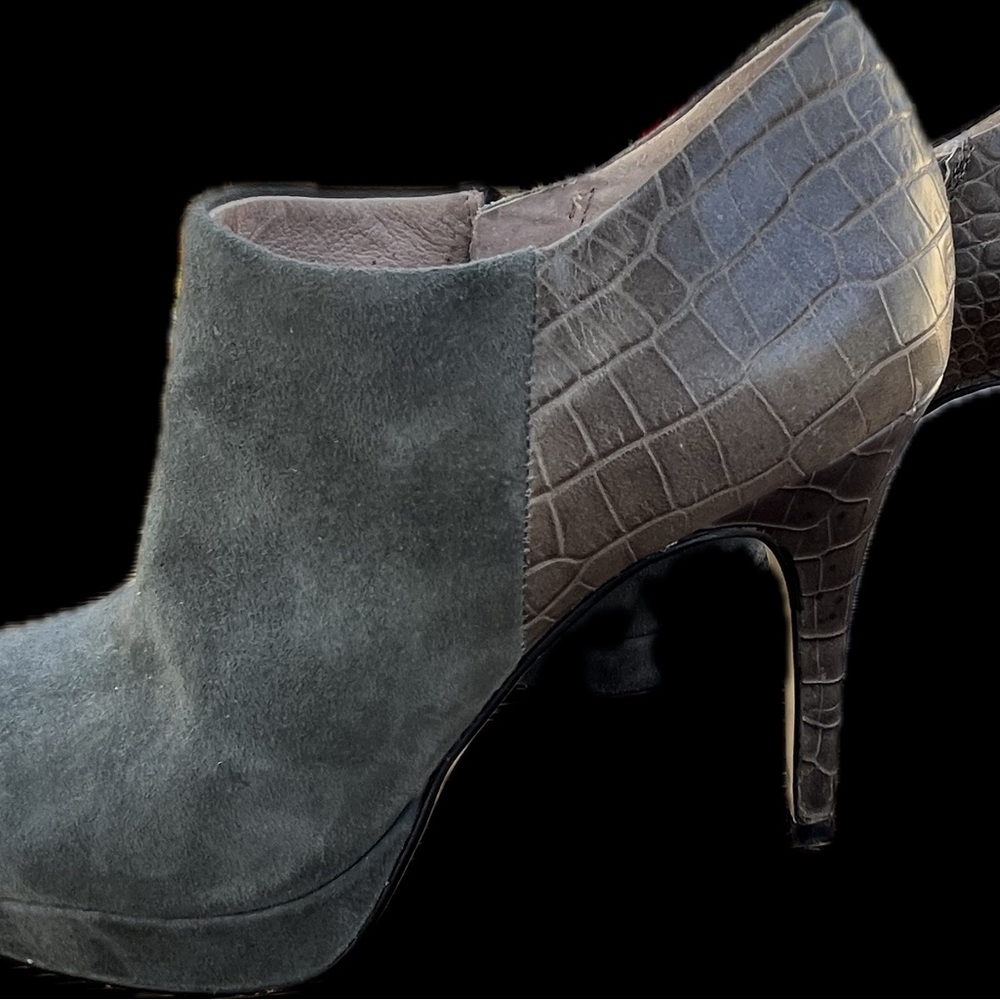 Vince Camuto Women’s Short Boots Platform Gray leather Size 6B Side Zipper